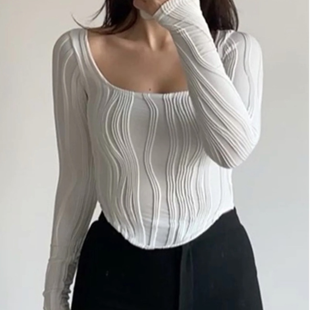 NWT square neck piping crop long sleeve top!